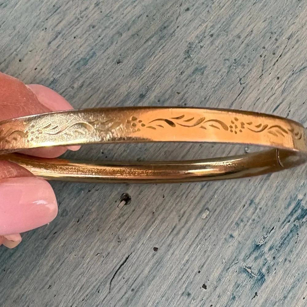 Sweet Vintage Victorian Rolled Hollow Gold Bangle Bracelet with Etched Design - Picture 4 of 13